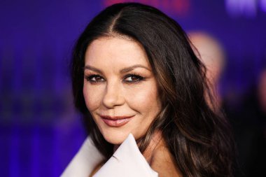 Maticevski 'yi giyen Galli aktris Catherine Zeta-Jones, 16 Kasım 2022' de Hollywood Lejyon Tiyatrosu 'ndaki Hollywood American Legion Post 43' te düzenlenen Netflix 'in birinci sezonunun dünya prömiyerine geldi.