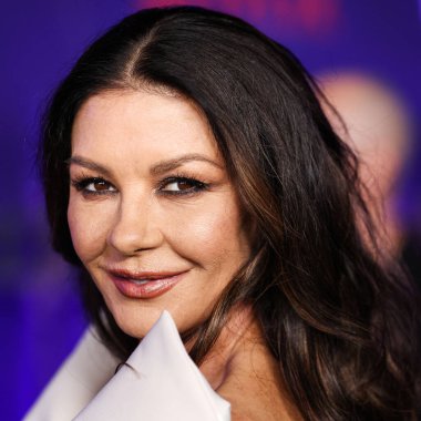Maticevski 'yi giyen Galli aktris Catherine Zeta-Jones, 16 Kasım 2022' de Hollywood Lejyon Tiyatrosu 'ndaki Hollywood American Legion Post 43' te düzenlenen Netflix 'in birinci sezonunun dünya prömiyerine geldi.