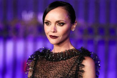 Rodarte giyimli Amerikalı aktris Christina Ricci, Netflix 'in Çarşamba günkü birinci sezonunun dünya prömiyerine 16 Kasım 2022' de Hollywood Legion Theater 'daki Hollywood American Legion Post 43' te ulaştı.
