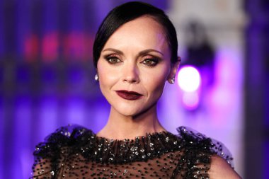 Rodarte giyimli Amerikalı aktris Christina Ricci, Netflix 'in Çarşamba günkü birinci sezonunun dünya prömiyerine 16 Kasım 2022' de Hollywood Legion Theater 'daki Hollywood American Legion Post 43' te ulaştı.