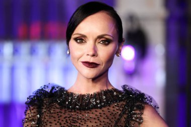 Rodarte giyimli Amerikalı aktris Christina Ricci, Netflix 'in Çarşamba günkü birinci sezonunun dünya prömiyerine 16 Kasım 2022' de Hollywood Legion Theater 'daki Hollywood American Legion Post 43' te ulaştı.