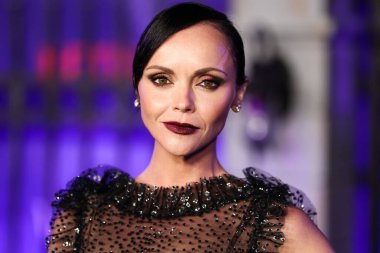 Rodarte giyimli Amerikalı aktris Christina Ricci, Netflix 'in Çarşamba günkü birinci sezonunun dünya prömiyerine 16 Kasım 2022' de Hollywood Legion Theater 'daki Hollywood American Legion Post 43' te ulaştı.