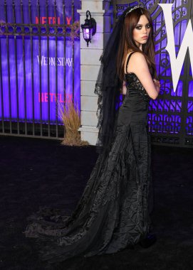 Versace giyen Amerikalı aktris Jenna Ortega, Netflix 'in Çarşamba günkü birinci sezonunun Dünya Premiere' ine 16 Kasım 2022 'de Hollywood Lejyon Tiyatrosu' ndaki Hollywood Amerikan Lejyonu 43. sezonunda ulaştı.