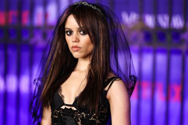 Versace giyen Amerikalı aktris Jenna Ortega, Netflix 'in Çarşamba günkü birinci sezonunun Dünya Premiere' ine 16 Kasım 2022 'de Hollywood Lejyon Tiyatrosu' ndaki Hollywood Amerikan Lejyonu 43. sezonunda ulaştı.