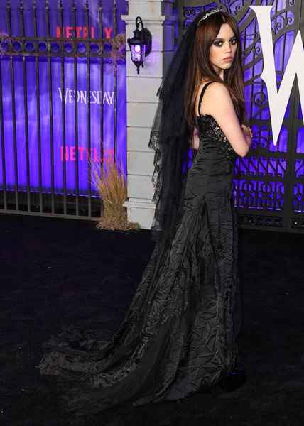 Versace Giyen Amerikalı Aktris Jenna Ortega Netflix Çarşamba Günkü Birinci — Stok fotoğraf