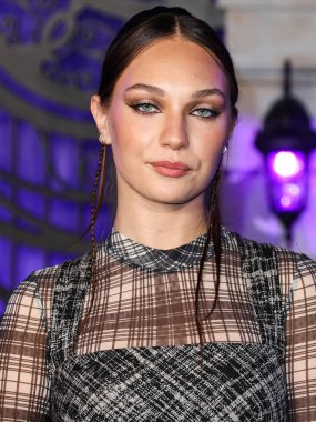 Amerikalı aktris Maddie Ziegler, Netflix 'in Çarşamba günkü birinci sezonunun dünya prömiyerine 16 Kasım 2022' de Hollywood Lejyon Tiyatrosu 'ndaki Hollywood Amerikan Lejyonu 43. sezonunda geldi.. 