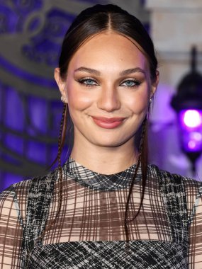 Amerikalı aktris Maddie Ziegler, Netflix 'in Çarşamba günkü birinci sezonunun dünya prömiyerine 16 Kasım 2022' de Hollywood Lejyon Tiyatrosu 'ndaki Hollywood Amerikan Lejyonu 43. sezonunda geldi..
