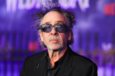 Amerikalı film yapımcısı ve sanatçı Tim Burton, Netflix 'in Çarşamba günkü birinci sezonunun dünya prömiyerine 16 Kasım 2022' de Hollywood Lejyon Tiyatrosu 'ndaki Hollywood Amerikan Lejyonu 43. sezonunda geldi.