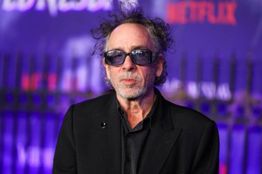 Amerikalı film yapımcısı ve sanatçı Tim Burton, Netflix 'in Çarşamba günkü birinci sezonunun dünya prömiyerine 16 Kasım 2022' de Hollywood Lejyon Tiyatrosu 'ndaki Hollywood Amerikan Lejyonu 43. sezonunda geldi.