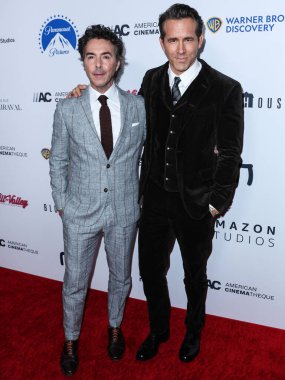 Kanadalı yönetmen Shawn Levy ve Kanadalı-Amerikalı aktör Ryan Reynolds, 17 Kasım 2022 'de Beverly Hilton Hotel' de düzenlenen 36. Geleneksel Amerikan Sinemacılık Ödülleri 'ne geldiler.