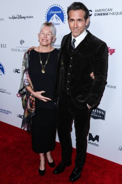 Tammy Reynolds ve oğlu / Kanadalı-Amerikalı aktör Ryan Reynolds, 17 Kasım 2022 'de Beverly Hills, Los Angeles, Kaliforniya, ABD' deki The Beverly Hilton Hotel 'de düzenlenen 36..