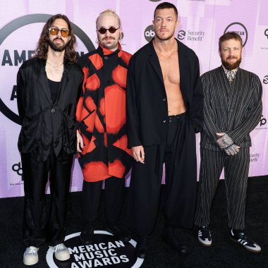 Daniel Wayne Sermn (Daniel Wayne Vaaz), Daniel Platzman, Dan Reynolds ve Imagine Dragons 'dan Ben McKee 20 Kasım 2022 tarihinde Microsoft Theater, ABD' de düzenlenen 2022 Amerikan Müzik Ödülleri 'ne geldiler..