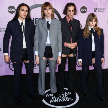 Mneskin 'den Ethan Torchio, Thomas Raggi, Damiano David ve Victoria De Angelis (Maneskin), 20 Kasım 2022' de Los Angeles, ABD 'de Microsoft Theater' da düzenlenen 2022 Amerikan Müzik Ödülleri 'ne (50..