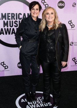 Linda Wallem ve eşi Melissa Etheridge, 20 Kasım 2022 'de Los Angeles, Kaliforniya' da Microsoft Theater 'da düzenlenen 2022 Amerikan Müzik Ödülleri' ne (50..