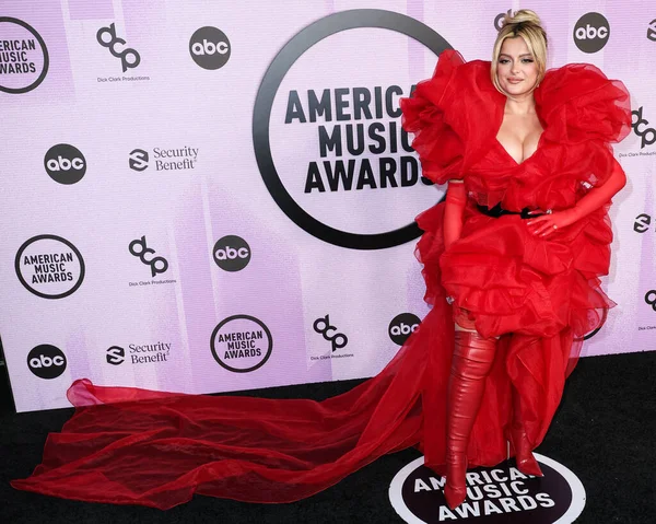 アトリエ バイザーによるバーラングマのドレスと手袋を身に着けているBebe Rexha Bleta Rexha 2022年11月20日にカリフォルニア州ロサンゼルスで開催されたMicrosoft Theatreで開催された2022 American Music Awards — ストック写真