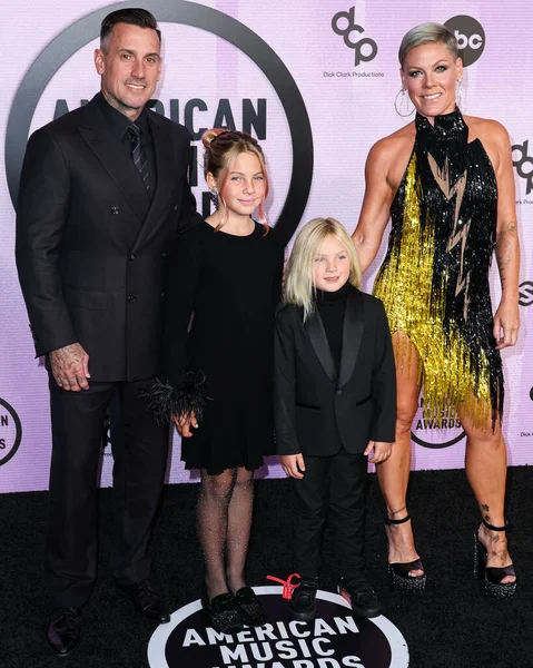 Carey Hart, Willow Hart, Jameson Hart ve Pink (P!, Alecia Beth Moore Hart), 20 Kasım 2022 tarihinde Los Angeles, Kaliforniya, ABD 'de Microsoft Theater' da düzenlenen 2022 Amerikan Müzik Ödülleri 'ne (50..