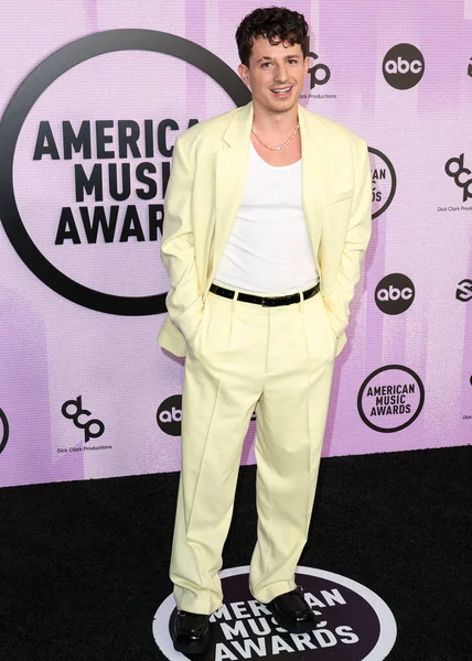 Charlie Puth Φτάνει Στα 2022 American Music Awards 50Th Annual — Φωτογραφία Αρχείου