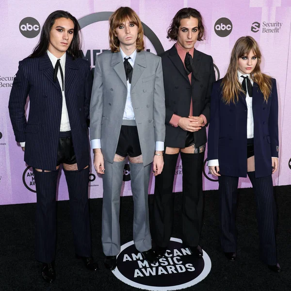 Mneskin 'den Ethan Torchio, Thomas Raggi, Damiano David ve Victoria De Angelis (Maneskin), 20 Kasım 2022' de Los Angeles, ABD 'de Microsoft Theater' da düzenlenen 2022 Amerikan Müzik Ödülleri 'ne (50..