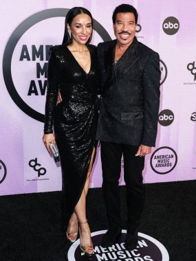 Lisa Parigi ve Lionel Richie, 20 Kasım 2022 'de Los Angeles, Kaliforniya' da Microsoft Theater 'da düzenlenen 2022 Amerikan Müzik Ödülleri' ne (50..