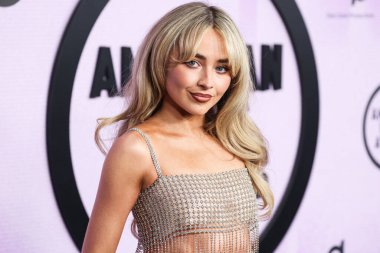 Oscar de la Renta giyen Sabrina Carpenter, 20 Kasım 2022 'de Los Angeles, Kaliforniya' da Microsoft Theater 'da düzenlenen 2022 Amerikan Müzik Ödülleri' ne (50..