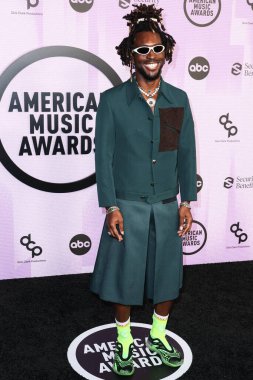 Saint Jhn (Carlos St. John Phillips), 20 Kasım 2022 'de Los Angeles, Kaliforniya' da Microsoft Theater 'da düzenlenen 2022 Amerikan Müzik Ödülleri' ne (50..