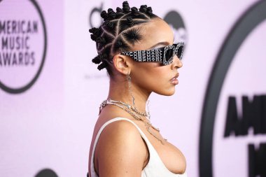 Marc Jacobs FW22 RTW giyen Tinashe Jorgensen Kachingwe, 20 Kasım 2022 'de Los Angeles, Kaliforniya' da Microsoft Theater 'da düzenlenen 2022 Amerikan Müzik Ödülleri' ne (50..