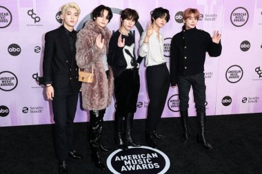 Soobin, HueningKai, Beomgyu, Yeonjun ve Taehyun TOMORROW X 'tan (TXT) 20 Kasım 2022 tarihinde Los Angeles, Kaliforniya, ABD' de Microsoft Theater 'da düzenlenen 2022 Amerikan Müzik Ödülleri' ne (50..