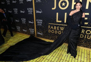 İngiliz şarkıcı ve söz yazarı Dua Lipa, Disney + 's' Elton John Live: 20 Kasım 2022 'de Dodger Stadyumu' nda düzenlenen Sarı Tuğla Yolu Gösterisinden Elveda, ABD 'nin Los Angeles, Kaliforniya eyaletindeki Elysian Park' a geldi..