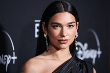 İngiliz şarkıcı ve söz yazarı Dua Lipa, Disney + 's' Elton John Live: 20 Kasım 2022 'de Dodger Stadyumu' nda düzenlenen Sarı Tuğla Yolu Gösterisinden Elveda, ABD 'nin Los Angeles, Kaliforniya eyaletindeki Elysian Park' a geldi..