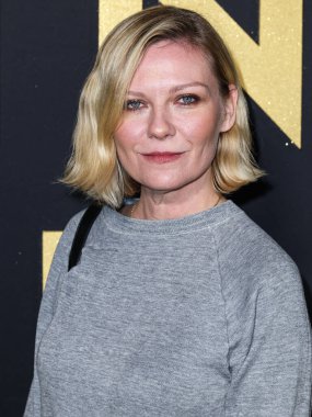 Kirsten Dunst, 20 Kasım 2022 tarihinde Dodger Stadyumu 'nda düzenlenen Dodger Stadyumundan Elveda Elton John Live' a ulaştı..