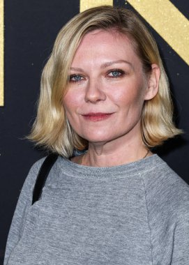Kirsten Dunst, 20 Kasım 2022 tarihinde Dodger Stadyumu 'nda düzenlenen Dodger Stadyumundan Elveda Elton John Live' a ulaştı..