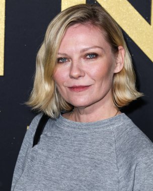 Kirsten Dunst, 20 Kasım 2022 tarihinde Dodger Stadyumu 'nda düzenlenen Dodger Stadyumundan Elveda Elton John Live' a ulaştı..
