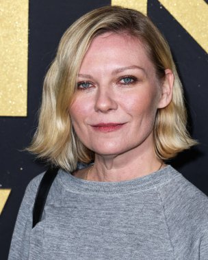 Kirsten Dunst, 20 Kasım 2022 tarihinde Dodger Stadyumu 'nda düzenlenen Dodger Stadyumundan Elveda Elton John Live' a ulaştı..