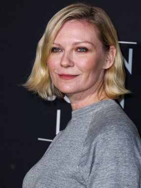 Kirsten Dunst, 20 Kasım 2022 tarihinde Dodger Stadyumu 'nda düzenlenen Dodger Stadyumundan Elveda Elton John Live' a ulaştı..