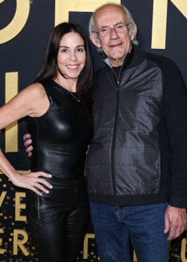 Lisa Loiacono ve Christopher Lloyd, 20 Kasım 2022 'de Elysian Park, Los Angeles, Kaliforniya, ABD' de düzenlenen Dodger Stadyumu 'ndaki Sarı Tuğla Yolu' ndan Elveda adlı Disney + 's Elton John Live' a geldiler..