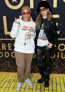 Raven Symon (Raven Symone) ve Miranda Maday, Disney + 's' Elton John Live 'a 20 Kasım 2022' de Dodger Stadyumu 'nda düzenlenen Sarı Tuğla Yolu Yarışması' na katıldılar..