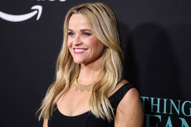 Tiffany ve birlikte takılar takan Amerikalı aktris Reese Witherspoon, 29 Kasım 2022 'de Century City, LA, CA' da bulunan AMC Century City 15 'te düzenlenen Amazon Prime Video' nun Los Angeles Premiere Of Amazon 'daki Something From Tiffany' sine ulaştı.