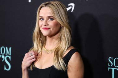 Tiffany ve birlikte takılar takan Amerikalı aktris Reese Witherspoon, 29 Kasım 2022 'de Century City, LA, CA' da bulunan AMC Century City 15 'te düzenlenen Amazon Prime Video' nun Los Angeles Premiere Of Amazon 'daki Something From Tiffany' sine ulaştı.