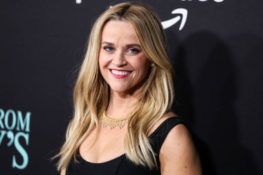 Tiffany ve birlikte takılar takan Amerikalı aktris Reese Witherspoon, 29 Kasım 2022 'de Century City, LA, CA' da bulunan AMC Century City 15 'te düzenlenen Amazon Prime Video' nun Los Angeles Premiere Of Amazon 'daki Something From Tiffany' sine ulaştı.
