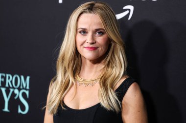 Tiffany ve birlikte takılar takan Amerikalı aktris Reese Witherspoon, 29 Kasım 2022 'de Century City, LA, CA' da bulunan AMC Century City 15 'te düzenlenen Amazon Prime Video' nun Los Angeles Premiere Of Amazon 'daki Something From Tiffany' sine ulaştı.