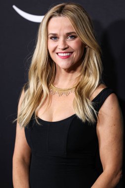 Tiffany ve birlikte takılar takan Amerikalı aktris Reese Witherspoon, 29 Kasım 2022 'de Century City, LA, CA' da bulunan AMC Century City 15 'te düzenlenen Amazon Prime Video' nun Los Angeles Premiere Of Amazon 'daki Something From Tiffany' sine ulaştı.