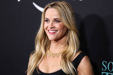 Tiffany ve birlikte takılar takan Amerikalı aktris Reese Witherspoon, 29 Kasım 2022 'de Century City, LA, CA' da bulunan AMC Century City 15 'te düzenlenen Amazon Prime Video' nun Los Angeles Premiere Of Amazon 'daki Something From Tiffany' sine ulaştı.
