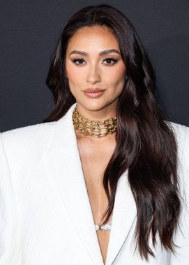 Kanadalı aktris ve model Shay Mitchell, The Mannei takımını giyerek Los Angeles 'taki Amazon Prime Video' nun 