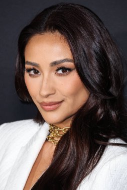Kanadalı aktris ve model Shay Mitchell, The Mannei takımını giyerek Los Angeles 'taki Amazon Prime Video' nun 