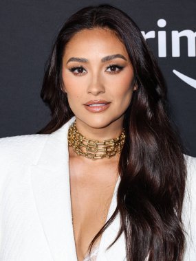 Kanadalı aktris ve model Shay Mitchell, The Mannei takımını giyerek Los Angeles 'taki Amazon Prime Video' nun 