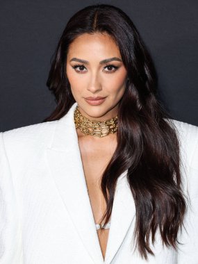 Kanadalı aktris ve model Shay Mitchell, The Mannei takımını giyerek Los Angeles 'taki Amazon Prime Video' nun 