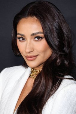 Kanadalı aktris ve model Shay Mitchell, The Mannei takımını giyerek Los Angeles 'taki Amazon Prime Video' nun 