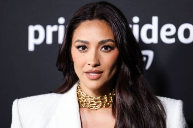 Kanadalı aktris ve model Shay Mitchell, The Mannei takımını giyerek Los Angeles 'taki Amazon Prime Video' nun 