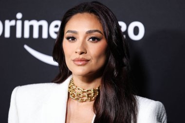 Kanadalı aktris ve model Shay Mitchell, The Mannei takımını giyerek Los Angeles 'taki Amazon Prime Video' nun 