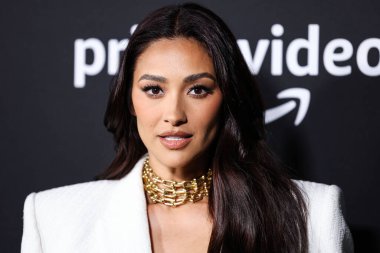 Kanadalı aktris ve model Shay Mitchell, The Mannei takımını giyerek Los Angeles 'taki Amazon Prime Video' nun 